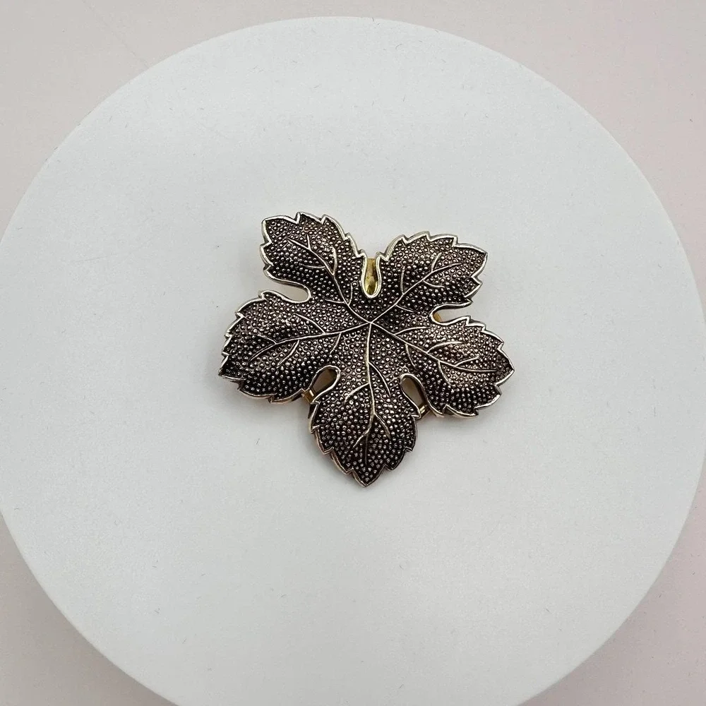 Vintage 90s Silver Tone Maple Leaf Scarf Clip Brooch Textured‎ Nature Jewelry